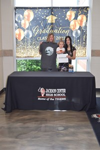 Dakota Evans with mother and daughter
