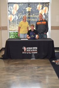 Ethan Pohlschneider with parents