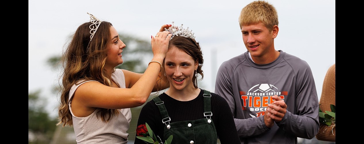 crowning of homecoming queen